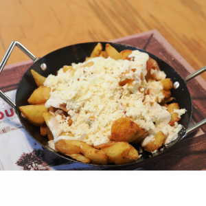 Πατάτες τηγανητές με σως, μπέικον και τυρί