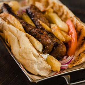 Κεμπάπ σε ψωμάκι γίγας