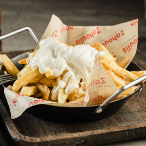 Πατάτες τηγανητές με σως και τυρί